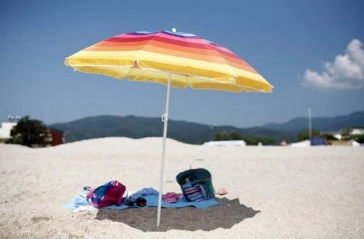 Αφόρητη ζέστη στην παραλία: Κόλπα για να δροσιστείτε (βίντεο)